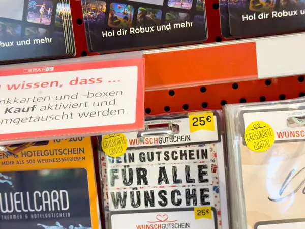 Alman mağazasında çeşitli fiyatlandırma seçenekleriyle birlikte hediye kartları gösteriliyor.