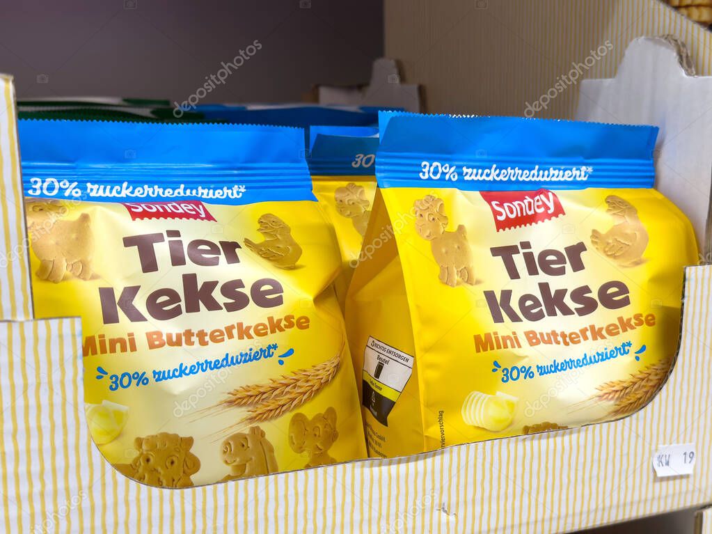 Sondey mini butterkekse with reduced sugar in yellow packaging on display.