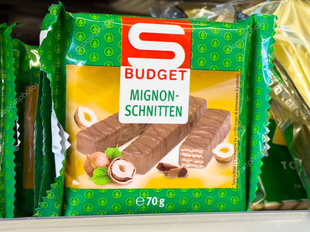 S budget mignon-schnitten chocolate wafers with hazelnut packaging.