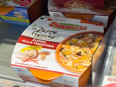 Market buzdolabında mantar ve pirinçli Zuppa alla trentina..