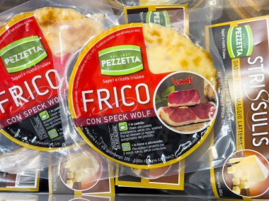 Benekli kurt etiketli İtalyan frico peyniri paketi.