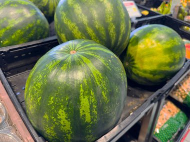 Marketin üretim bölümünde sergilenen taze karpuzlar.