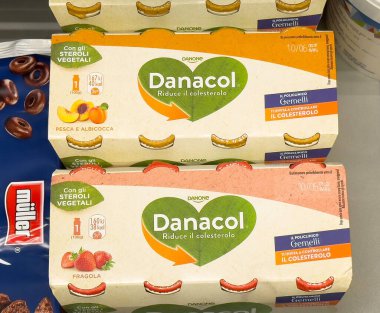 Danacol sterol, kolesterol azaltma etiketli meyve içecekleri paketi..