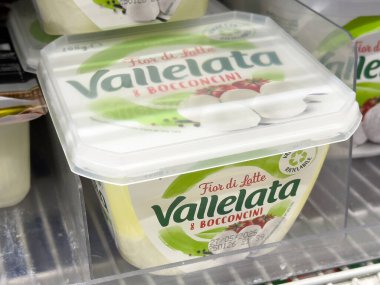 Fior di latte vallelata bocconcini peyniri dondurulmuş süpermarket vitrininde.