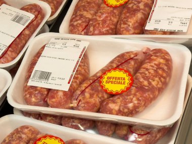 Süpermarkette özel fiyat etiketli paketlenmiş İtalyan sosisleri.
