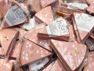 Etiketli paketlenmiş mortadella peynirlerinin çeşitliliği.