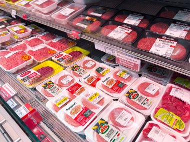 Paketlenmiş et ve çeşitli et seçenekleriyle süpermarket et reyonu.