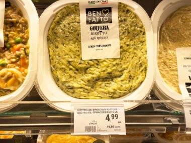 Süpermarket vitrininde paketlenmiş İtalyan ıspanaklı risotto.