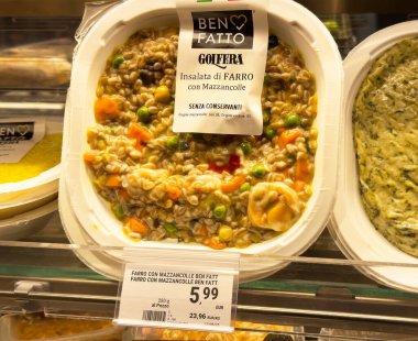 İtalyan marketinde karidesli gurme farro salatası sergileniyor.