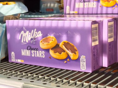 Mor kutu tasarımlı Milka choco mini starlar mağaza rafında paketleniyor.