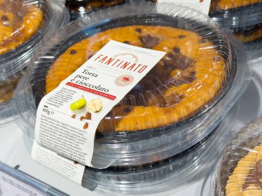 Plastik kapaklı ve etiketli İtalyan armutlu çikolatalı pasta paketi.