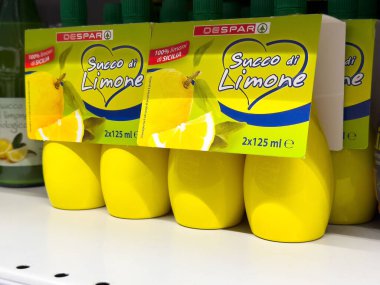 Parlak ambalajlı limon suyu şişeleri..