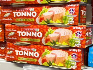 Despar tonno ton balığı zeytinyağı depolama rafında konserve gıda ambalajı.
