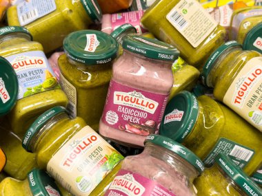 Markette çeşitli İtalyan pesto ve sos kavanozları..