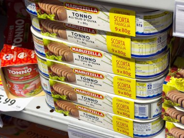Fiyat etiketleri ve ambalaj detaylarıyla İtalyan marketinde konserve ton balığı görüntüsü.