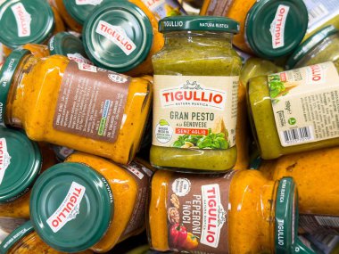 Tigullio makarna sosu çeşitleri: pesto ve peperoni kavanozları yakın plan..