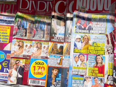 İtalyan dergi standında ünlülerin dedikoduları ve haberleri sergileniyor.