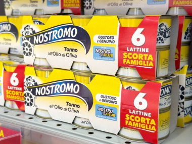 Zeytinyağlı Nostromo ton balığı. Rafta altı paket aile büyüklüğünde..