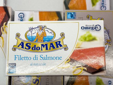 Omega-3 etiketli mar somon fileto paketleme görüntüsü gibi.