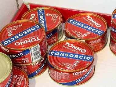 Çeşitli kırmızı ve mavi tono konsorsiyumu sergileniyor.