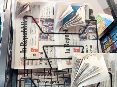 İtalyan gazeteleri gazete bayiinde sergilenen raflarda la repubblica ve il messaggero yer alıyor.