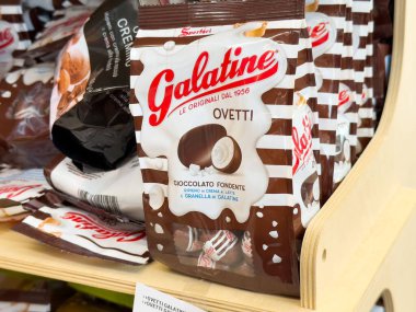 Süpermarkette galatine ovetti çikolatalı şeker sergisi.