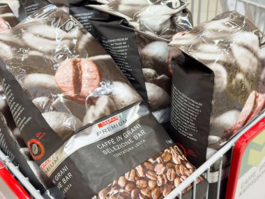 Marka ve paketleme detaylarına odaklanmış alışveriş arabasında kaliteli kahve çekirdekleri..