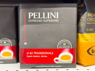 Pellini espresso üstteki ambalaj rafında İtalyan kahvesi markalı..