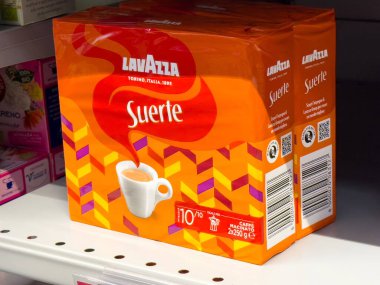 Lavazza suerte kahve paketi süpermarket rafında koyu turuncu tasarım.