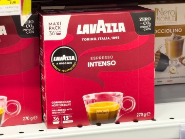 Lavazza espresso intenso kahve kapsülleri süpermarket raflarında maksimum paket.