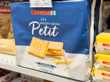 Market rafında paketlenmiş İtalyan minyon bisküvisi..