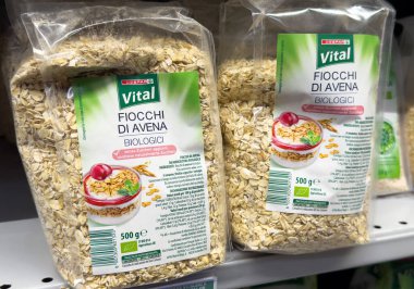 Depo rafında organik yulaf gevreği ambalajı görüntüsü.