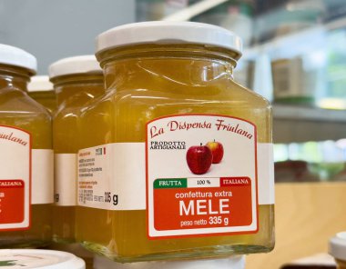 Marketin rafında İtalyan meyve jölesi kavanozunda ekstra etiket sergileniyor.