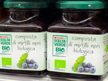 Yeşil kapaklı ve İtalyan etiketli organik yaban mersini kavanozları..