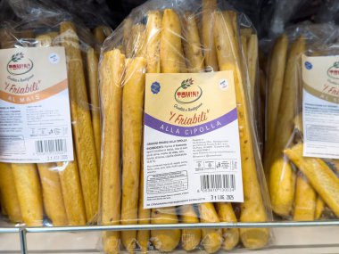 Paketlenmiş İtalyan Grissini ekmek çubukları rafta sergileniyor..