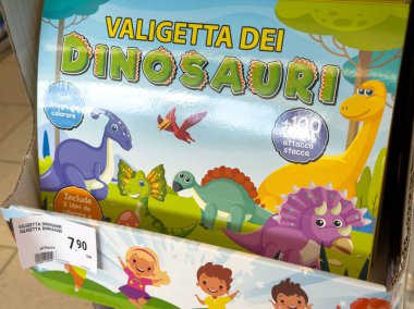 Etiketli ve boyama sayfalı çocuk dinozor etkinliği paketi.