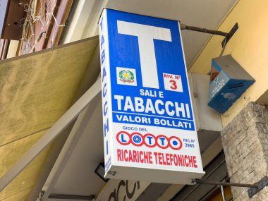 Loto ve telefon şarj seçenekleriyle İtalyan tabacchi dükkanı imzası..