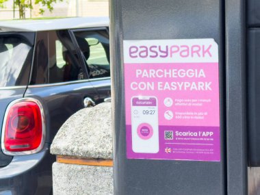 Kolay park uygulaması bilgisi olan aracın yanına park ödeme tabelası.
