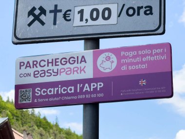 İtalya şehir merkezinde park yeri tabelası fiyatlandırma detaylarıyla.