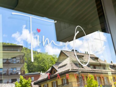 Tarvisio 'da dağ yansımaları olan restoran tabelası..