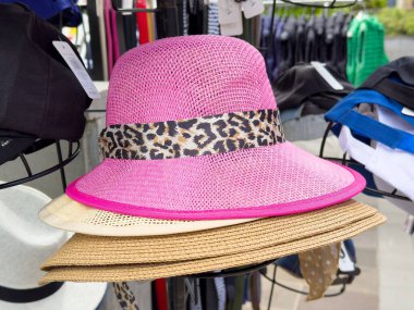 Pazar yerinde sergilenen leopar bantlı pembe örgü şapka.