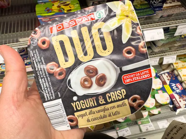 Markette elinde çikolata halkaları olan İtalyan vanilyalı yoğurdu..