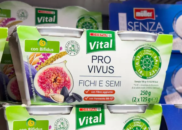Markette incir ve tohum tasarımı içeren İtalyan yoğurt paketleme.