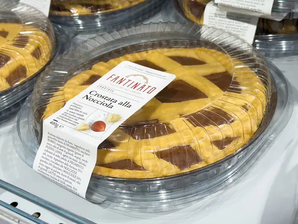 Dükkandaki ambalajda İtalyan fındıklı tart.