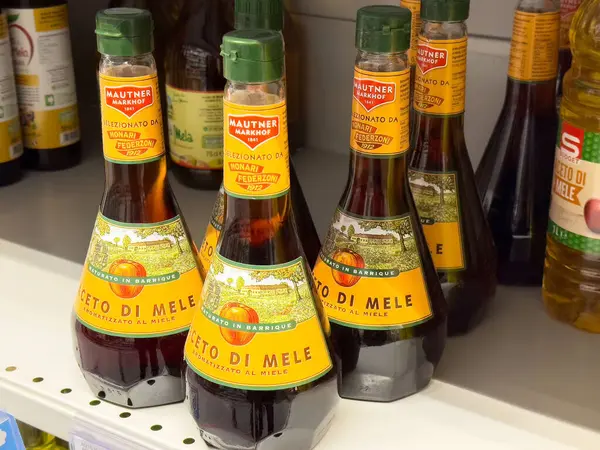 Süpermarket rafında İtalyan elma sirkesi şişeleri.