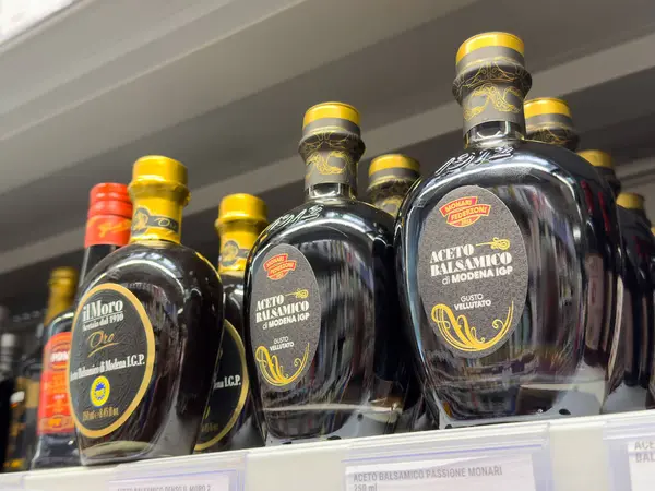 İtalya 'da süpermarket rafında bir şişe Aseto Balsamico..
