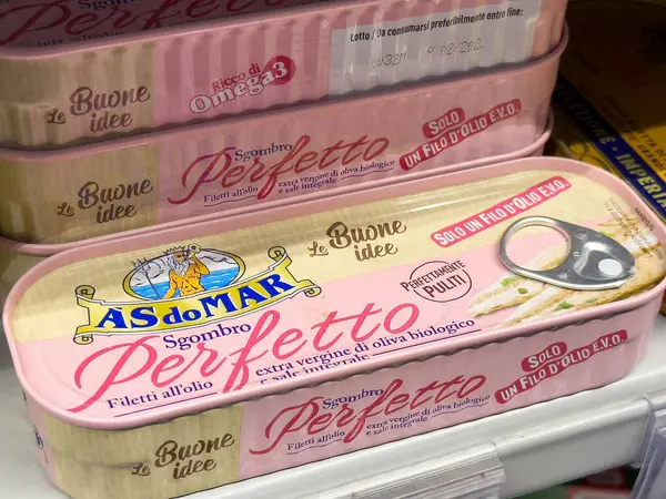 Zeytinyağı ambalajında sardalyalar, rafta da çekme kapağı var..