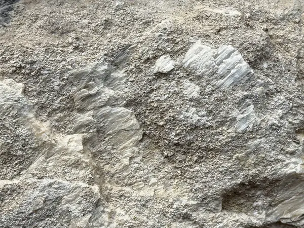 Kaba yüzey detaylarıyla doğal taş dokusuna yakın çekim.