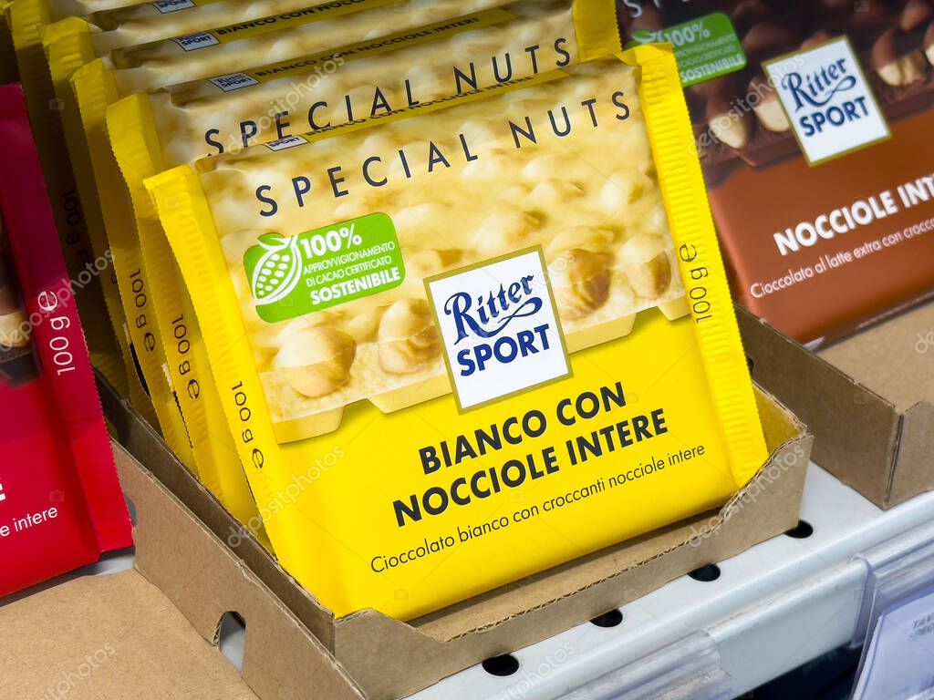 Ritter sport bianco con nocciole intere special nuts chocolate bar display.