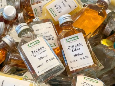 Görünür etiketli minyatür zirben alkol şişeleri..